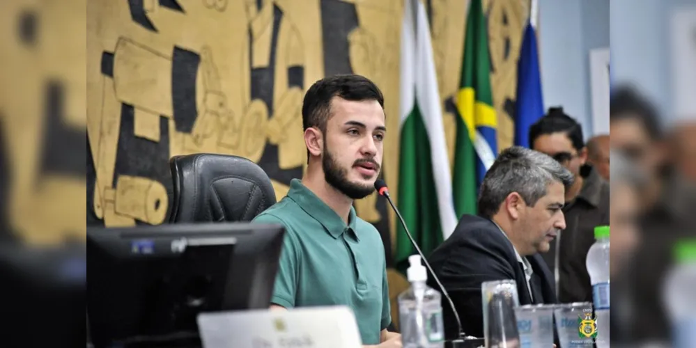 Vereador Filipe Chociai durante sessão na Câmara Municipal.
