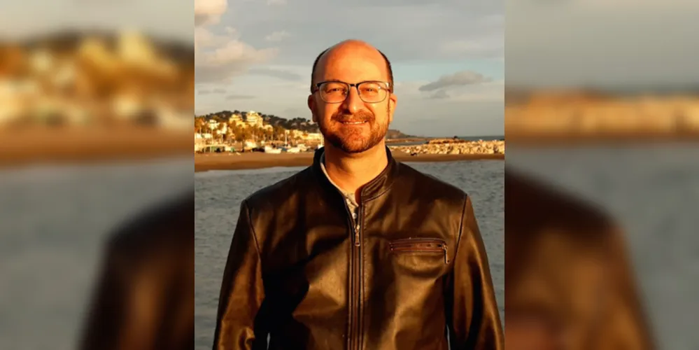 Texto de autoria de Alessandro de Melo, professor universitário, natural de São Paulo/SP, residente em Ponta Grossa