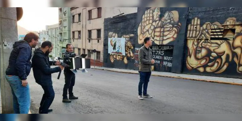 O documentário é dirigido e apresentado pelo repórter Marcelo Canellas, natural de Santa Maria, onde a boate se encontrava
