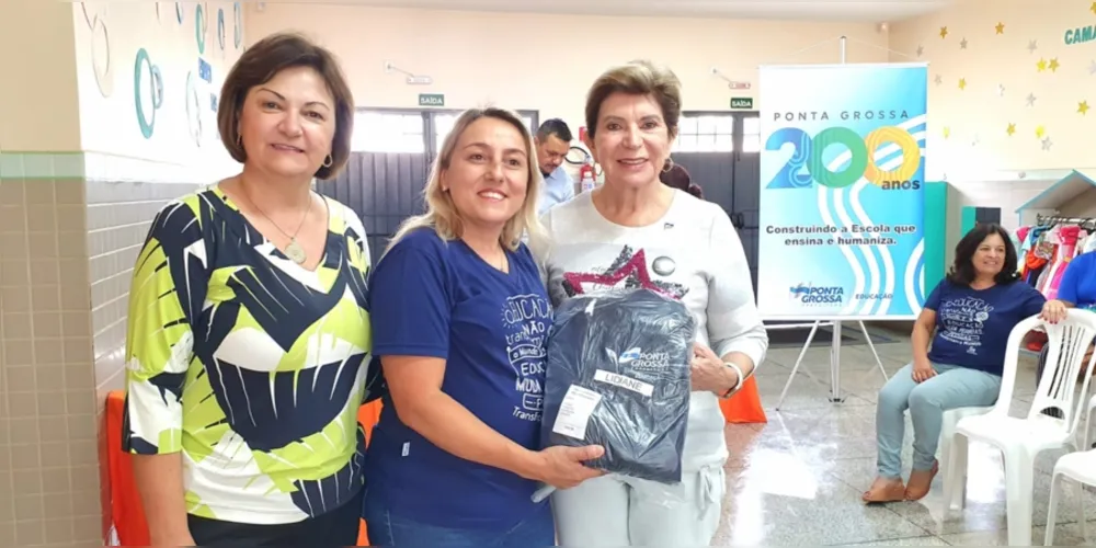Elizabeth Schmidt e a a secretária de Educação Simone Neves na entrega dos kits