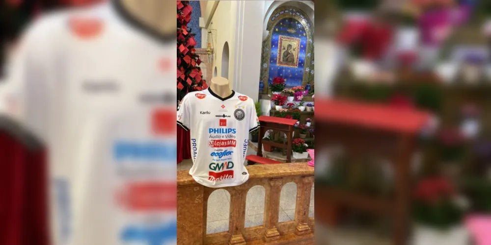 Camisa que seria o modelo dois, inteiro branco, ficou exposto no altar da Igreja São José
