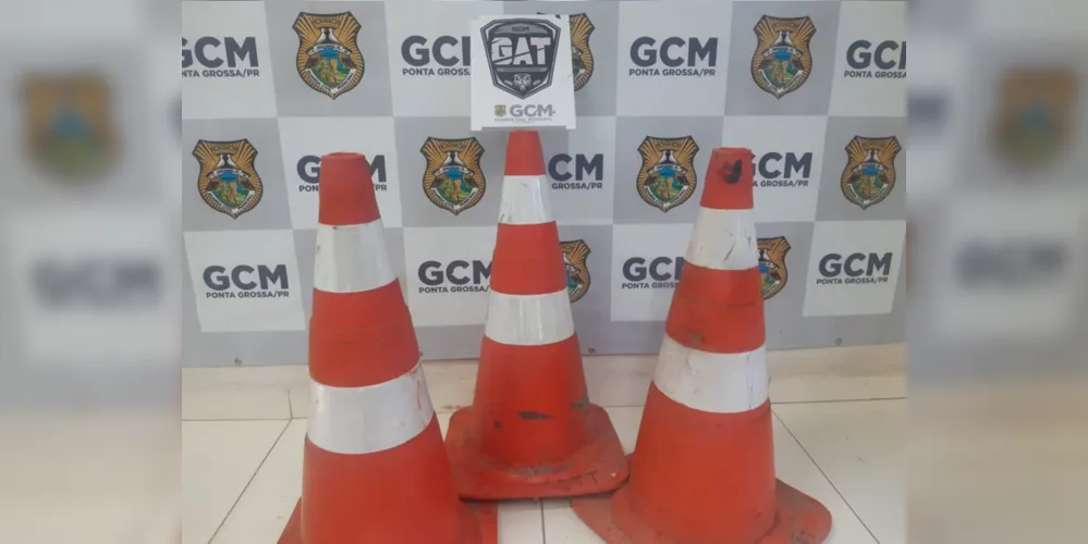 Cones estavam sinalizando um buraco na calçada
