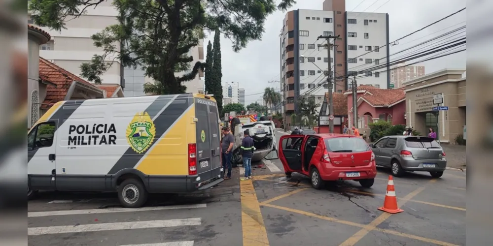 Pajero chegou a capotar e colidir contra uma árvore de calçada