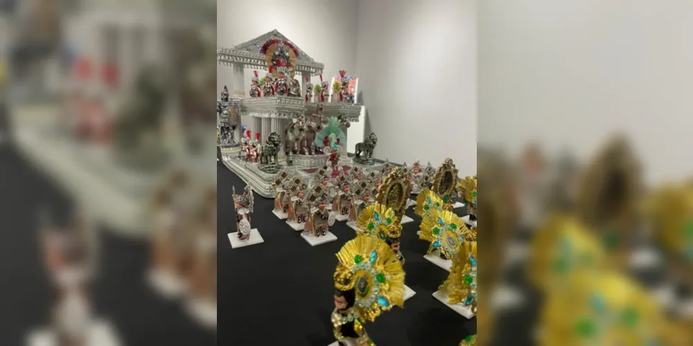 Maquetes reproduzem, numa escala menor, um desfile de escola de samba em detalhes.