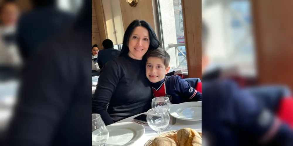 A conceituada estilista Fernanda Nadal e seu filho João Fernando recentemente curtiram temporada de férias na apaixonante cidade de Paris na França. Vale registrar, que Fernanda aproveitou a viagem para aprofundar seu conhecimento nas tendências da moda.