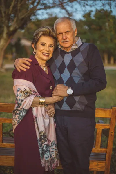 Na última terça-feira (14), o empresário Lourival Schmidt comemorou na intimidade familiar a passagem de seu aniversário.  No registro especial, o nosso aniversariante e sua esposa Elizabeth Schmidt. Da coluna RC os votos de alegrias e saúde.