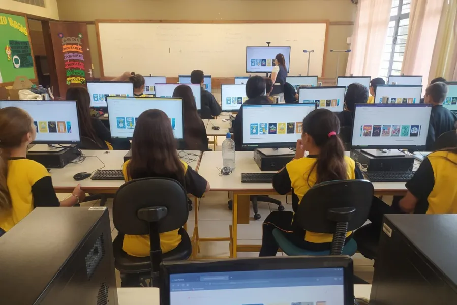 Estudantes utilizando o Leia Paraná durante a aula no laboratório de informática do CE Getúlio Vagas, em Fernandes Pinheiro