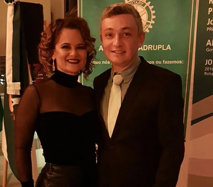O jornalista Jefferson de Souza foi muito cumprimentado pela passagem de seu aniversário na última quarta-feira (15). No registro, Jefferson e sua esposa Erica Busnardo. Da coluna RC os votos de felicidades e sucesso.