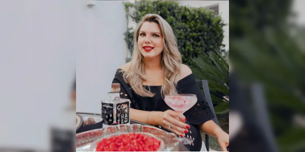 O dia de hoje (17) é reservado para felicitar o aniversário dessa jovem de futuro promissor. Vitória Moss, educadíssima, fluente em Inglês e Francês, artista plástica talentosa, Vitória como seu próprio nome assina-la é puro triunfo e êxito em tudo que empreende. Vitória recentemente abriu as portas da sua refinada Delicatessen, sendo referência de sofisticação e inovação, trazendo produtos de um sabor indiscutível. O endereço do novo espaço fica na Rua Ernesto Vilela, 458.  Da coluna RC os votos de muitas alegrias a essa jovem linda e cheia de encantos.