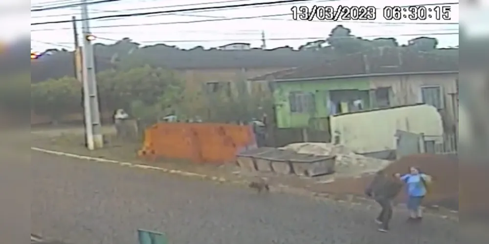 Imagens captadas por câmeras de segurança mostram o momento exato do crime