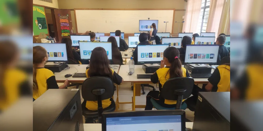 Estudantes utilizando o Leia Paraná durante a aula no laboratório de informática do CE Getúlio Vagas, em Fernandes Pinheiro
