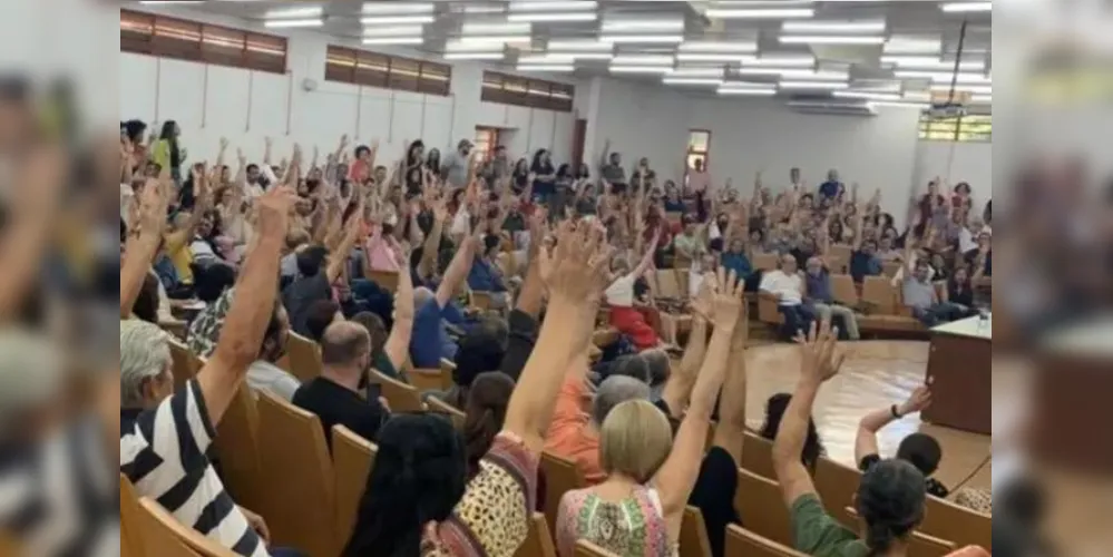 Professores de cinco universidades do PR aprovam greve a partir de segunda
