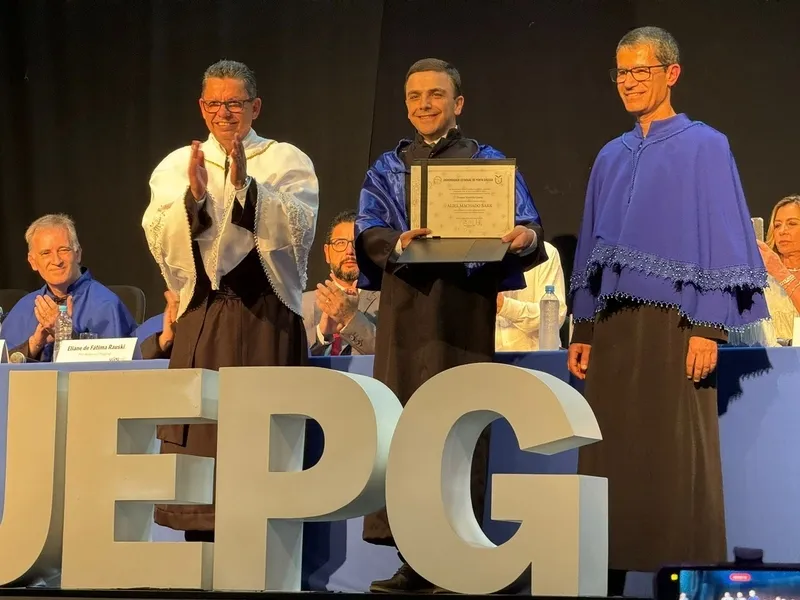 Aliel recebeu o certificado das mãos do reitor da UEPG