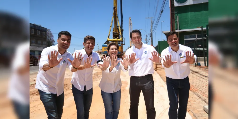 Junto com o governador Ratinho Jr, com o deputado federal e secretário de Infraestrutura Sandro Alex e do então prefeito Marcelo Rangel, Elizabeth Schimidt se comprometeu com a população. “Asfalto em 100% da cidade”.