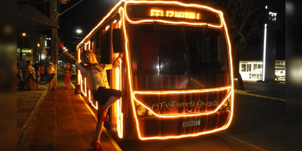 No interior do ônibus, os visitantes podem conhecer o Setor de Recebimento das Cartinhas do Mundo, o Mundo Encantando dos Duendes, a Fábrica de Brinquedos, a Fábrica de Doces e a Fábrica de Sentimentos