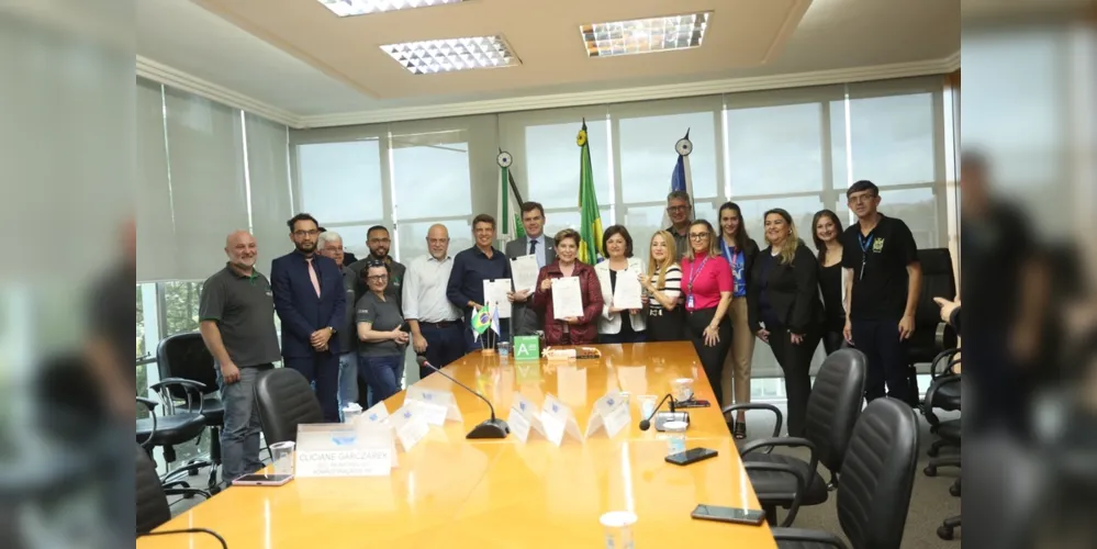 Assinatura ocorreu no Gabinete da Prefeita de Ponta Grossa