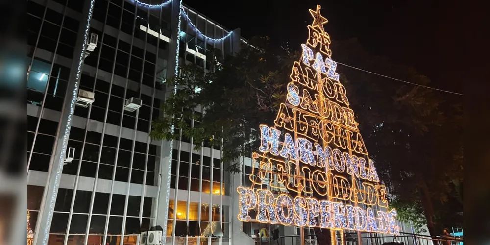 Palavras de afirmação forma destacadas pelas luzes decorativas