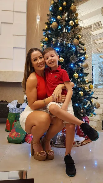 O garotão Lucca de Oliveira Taques será alvo de muitos cumprimentos nesta quinta-feira (15), quando completa seu sétimo ano de vida. Na foto, Lucca e sua mãe Bianca Oliveira compartilham um momento especial juntos. Da coluna RC, enviamos os mais sinceros desejos de muitas alegrias e realizações.