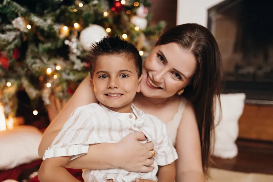 Karen Marcondes, empresária responsável pela Happy Totem, que constantemente traz inovação para os eventos de nossa cidade, recebeu calorosos cumprimentos pela chegada de seu aniversário no último domingo (11). Na foto, Karen é vista ao lado de seu filho, Gabriel Marcondes. Da coluna RC, enviamosnossos votos sinceros de alegria e sucesso.