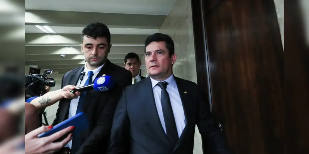 O Tribunal Regional Eleitoral (TRE) do Paraná suspendeu na segunda-feira (8) o julgamento que pode levar à cassação do senador Sergio Moro.