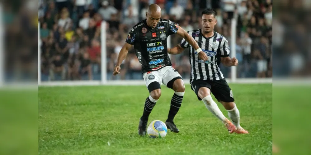 O jogo foi truncado, com muitas faltas marcadas e poucas chances para as duas equipes.