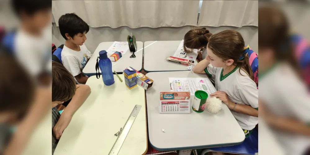 Uma das atividades realizadas pela turma envolveu a montagem de formas geométricas com caixinhas que os estudantes levaram de casa