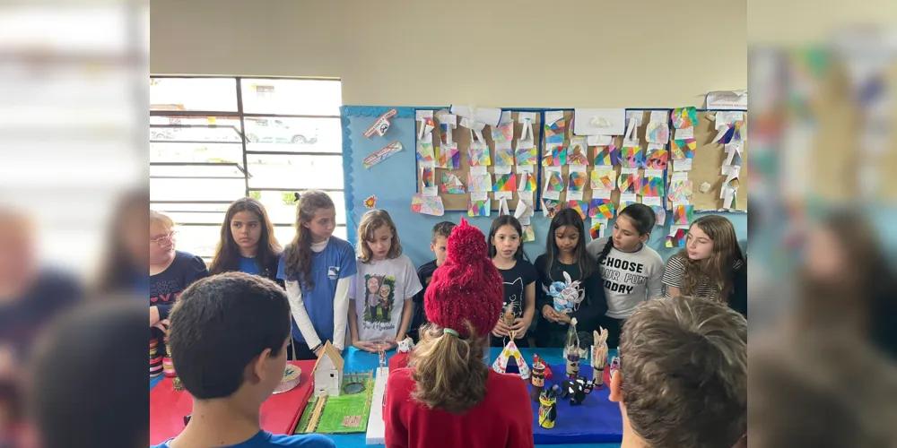 Como resultado dos estudos e atividades práticas, as turmas realizaram apresentações sobre a cultura do Festival de Parintins