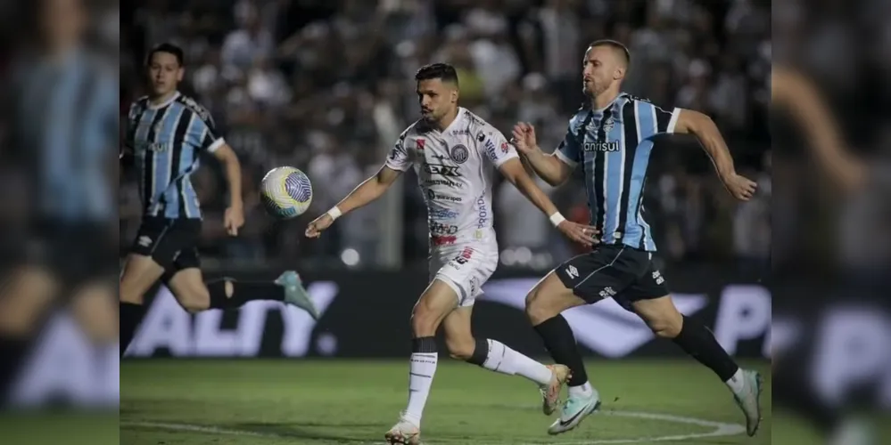 A primeira partida disputada em 30 de abril, no estádio Germano Krüger, em Ponta Grossa, foi marcada pelo equilíbrio entre as equipes