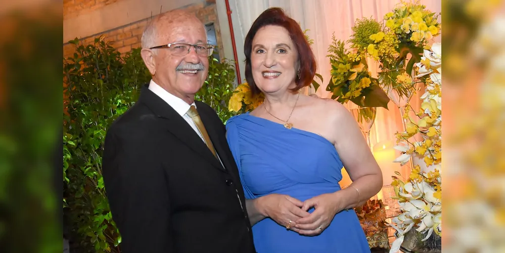 Nesta sexta-feira (12), Ciro Domingos Campagnoli celebra mais um ano de vida e será o centro das atenções. Ao lado de sua esposa, Thelma Cosmoski Campagnoli, recebe o carinho de familiares e amigos, que compartilham a alegria desta data especial. Da Coluna RC, votos de longa vida, saúde, felicidade e conquistas que sigam iluminando sua trajetória.