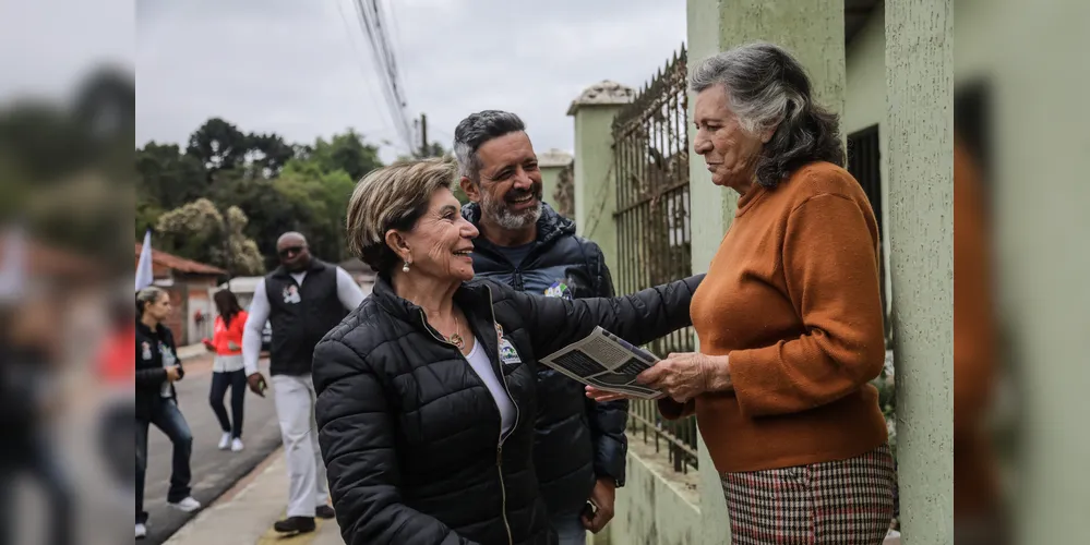 Elizabeth Schmidt (União) se encontra com moradores do Santa Paula