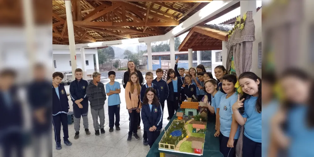 Após a confecção das maquetes, a turma realizou apresentações para os colegas de escola