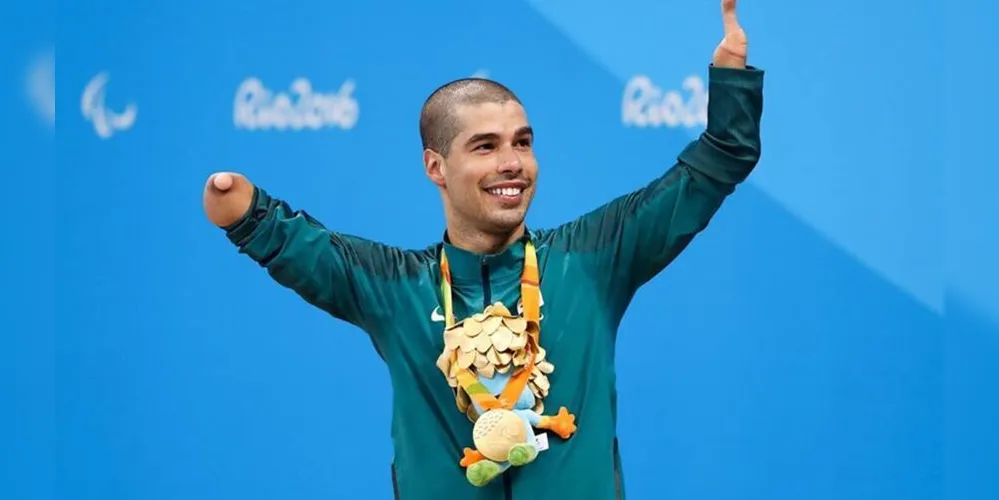 O campeão paralímpico também participa de uma aula do projeto na piscina da Arena junto aos alunos.