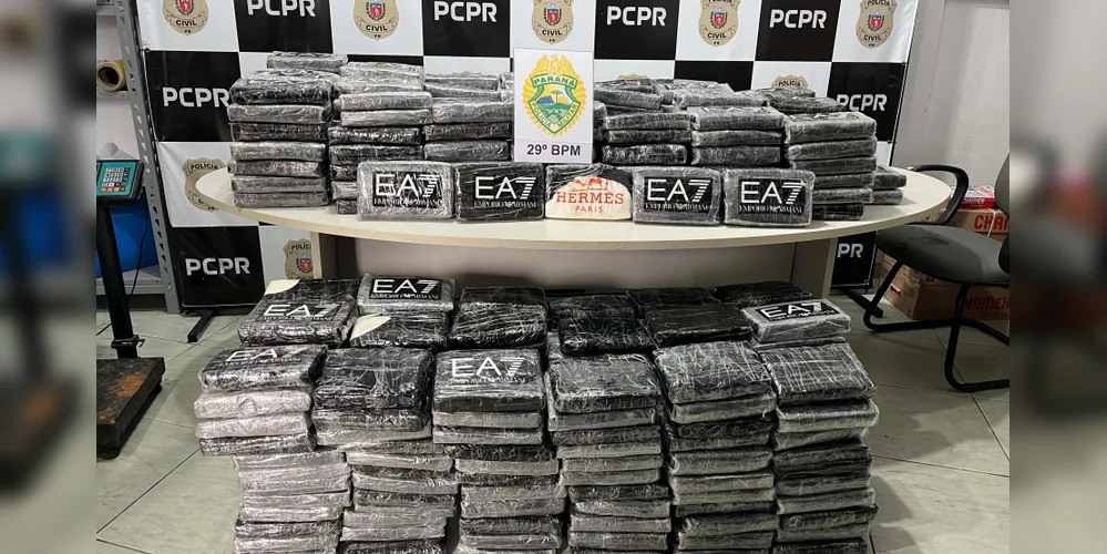 Ao localizarem o furgão, os policiais encontraram caixas com cocaína no bagageiro embaladas como se fossem materiais de grife