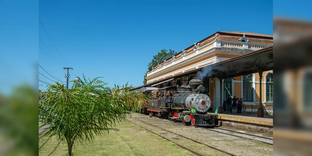 Por meio do trajeto Morretes–Antonina, os passageiros aproveitam uma experiência a bordo de uma Maria Fumaça com mais de 100 anos, a mais antiga em funcionamento regular no País