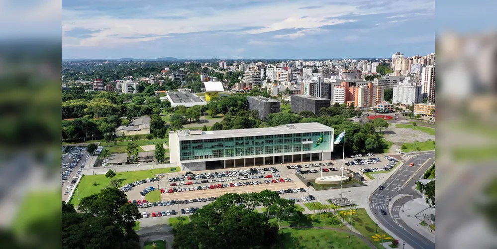 Centro Cívico de Curitiba onde estão os edifícios do Tribunais de Justiça, Tribunal de Contas, Palácio Iguaçu, Palácio das Araucarias, Assembléia Legislativa, Museu Oscar Niemeyer e a Praça Nossa Senhora de Salette.