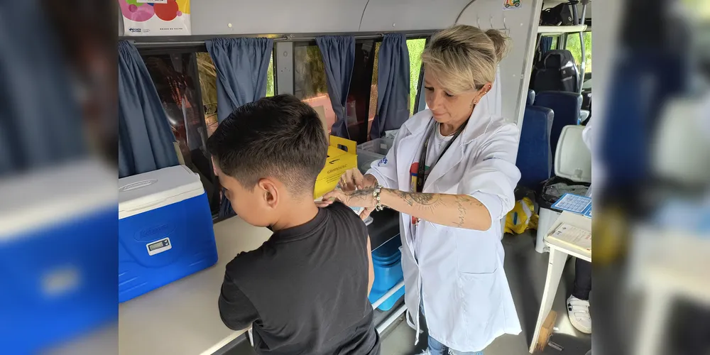 A iniciativa faz parte de uma série de ações itinerantes que levam a imunização a escolas