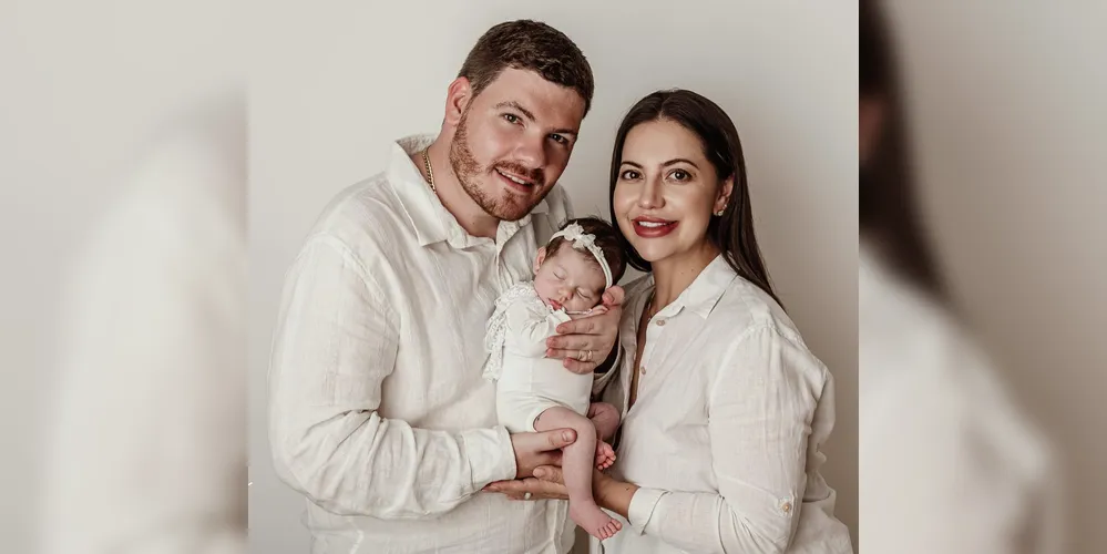 Em um retrato repleto de ternura e emoção, Gustavo Walter e Jessica Bertolino Walter celebram com todo o carinho os dois meses de vida da doce Laura. Nesta imagem, os laços familiares se revelam em cada sorriso e olhar, simbolizando a esperança e a alegria que a pequena trouxe para a família. É um registro que eterniza momentos preciosos, onde o amor se manifesta de forma sincera e contagiante. Da Coluna RC, desejamos à família um caminho repleto de saúde, felicidade e bênçãos!