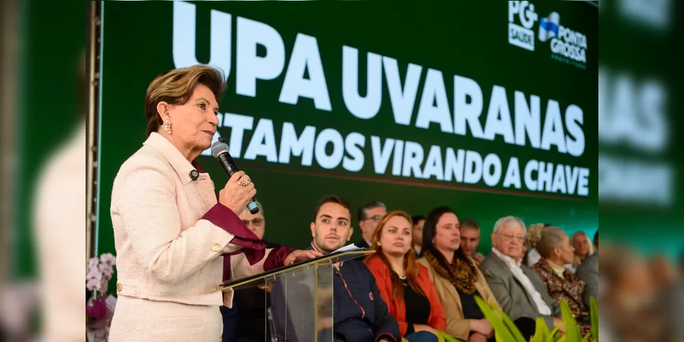 Prefeita de PG Elizabeth Schmidt discursando na inauguração da UPA Uvaranas