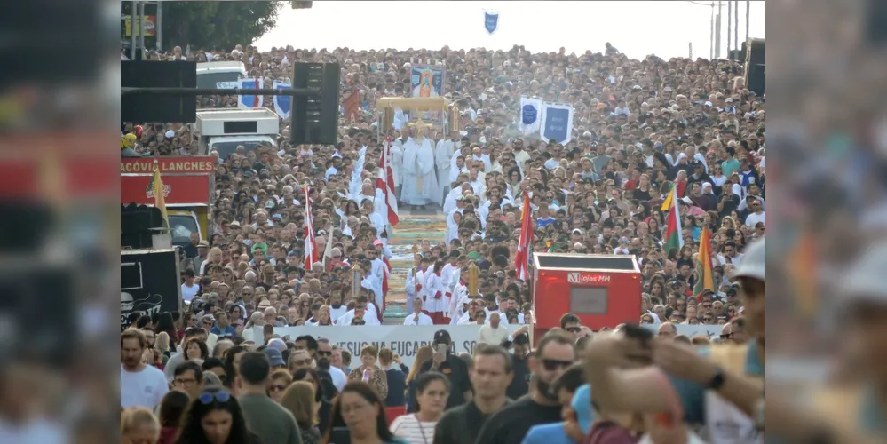 Imagem ilustrativa da imagem Procissão de Corpus Christi reúne cerca de 40 mil fiéis em PG