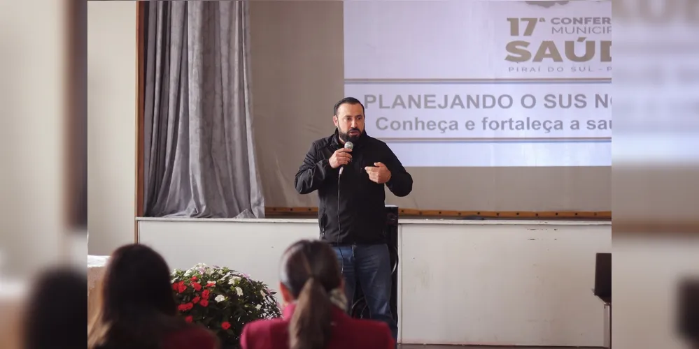 O prefeito Henrique Carneiro esteve presente