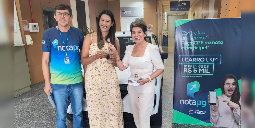 Secretário da Fazenda e prefeita Elizabeth Schmidt entregam chave do carro para vencedora da última edição do Nota PG