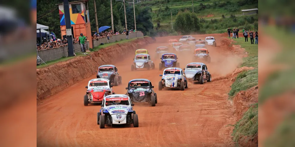 O evento acontece no Autódromo Municipal, com disputas acirradas nas categorias Gold Fusca, AutoCross, Turismo, Marcas e Kart Cross