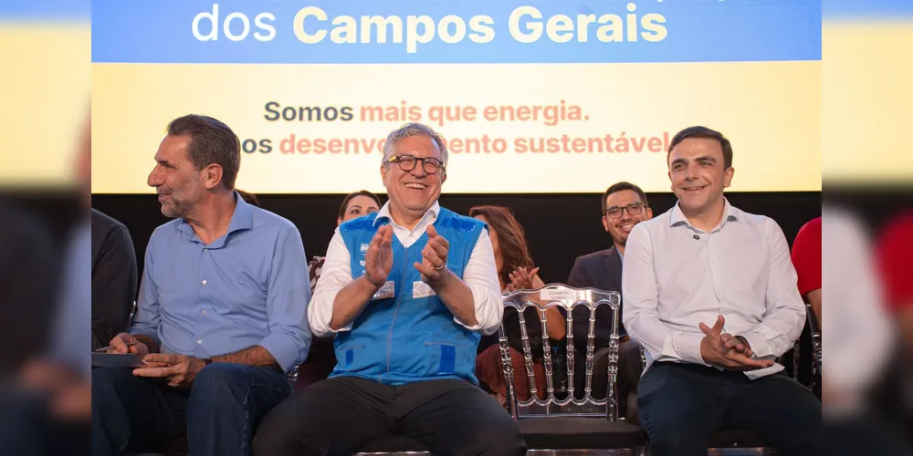Deputado federal Aliel Machado ao lado do Ministro da Saúde, Alexandre Padilha; e do diretor-geral da Itaipu, Enio Verri