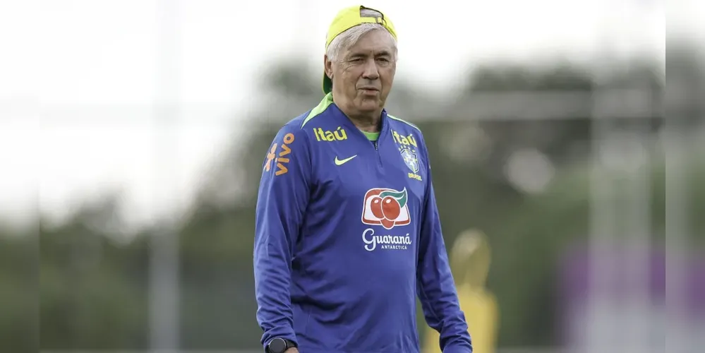 Ancelotti durante treino da Seleção Brasileira
