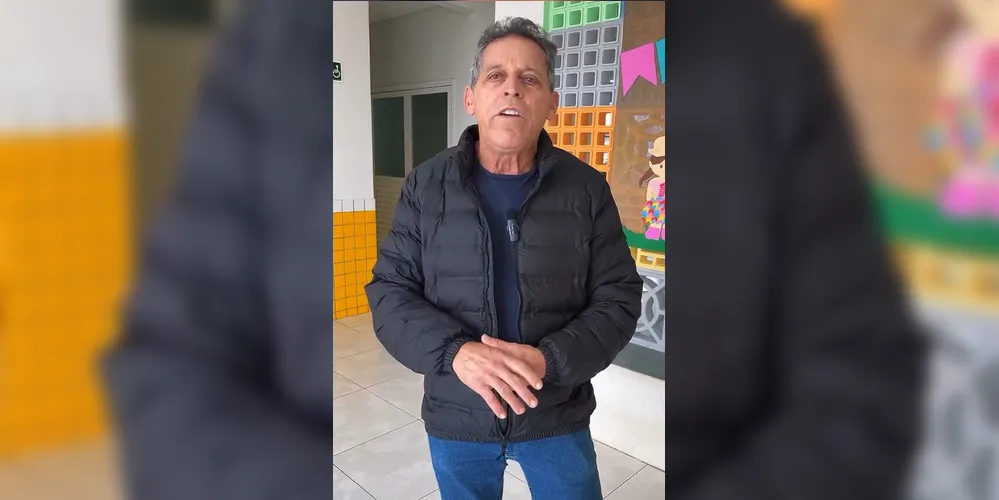 O prefeito Ary Mattos (PP) participou da entrega e esteve em reunião com os pais de alunos.