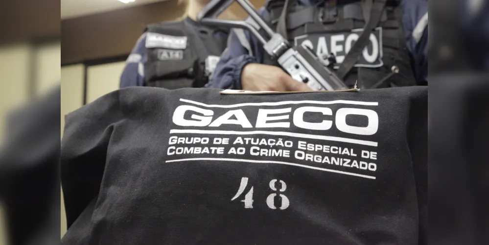 Mulher possuía um mandado de prisão em seu desfavor