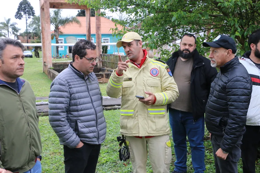 Bombeiros deslocam equipes  de outras cidades para auxiliar Castro após chuvas