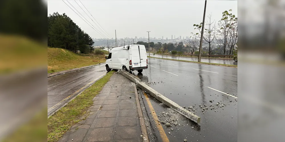 Apesar do impacto, a van ficou danificada somente na parte de trás, já o poste, ficou completamente destruído