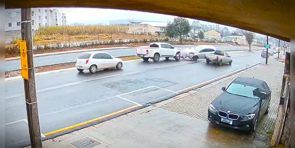Quatro veículos se envolveram no acidente de trânsito