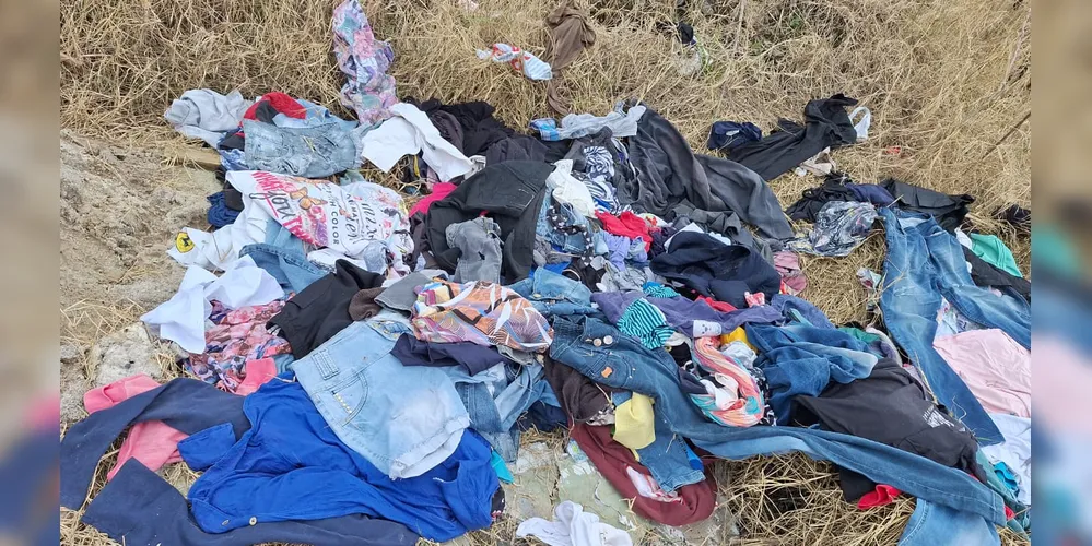 Imagem ilustrativa da imagem Moradora denuncia descarte irregular de roupas em PG